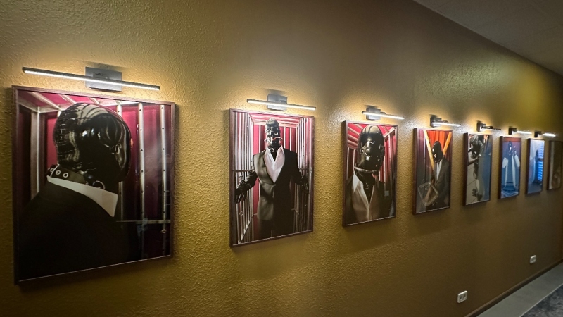 Meine erste kleine Fotoausstellung „The suit“ – Latex unter der Oberfläche